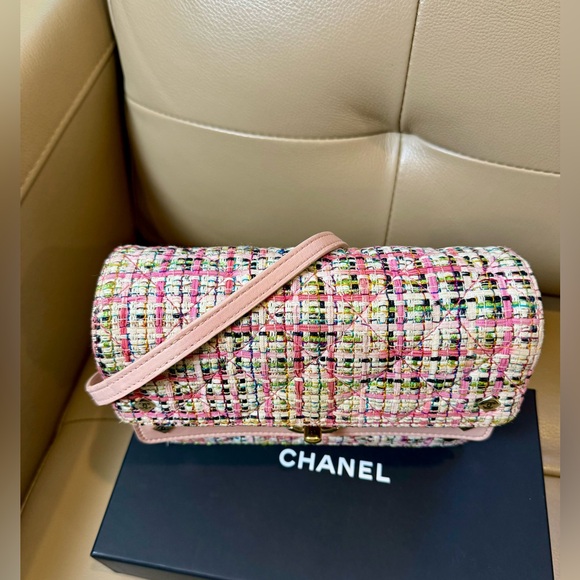 sold x Chanel Tweed & Pink Lambskin Classic Flap Bag - Picture 4 of 16